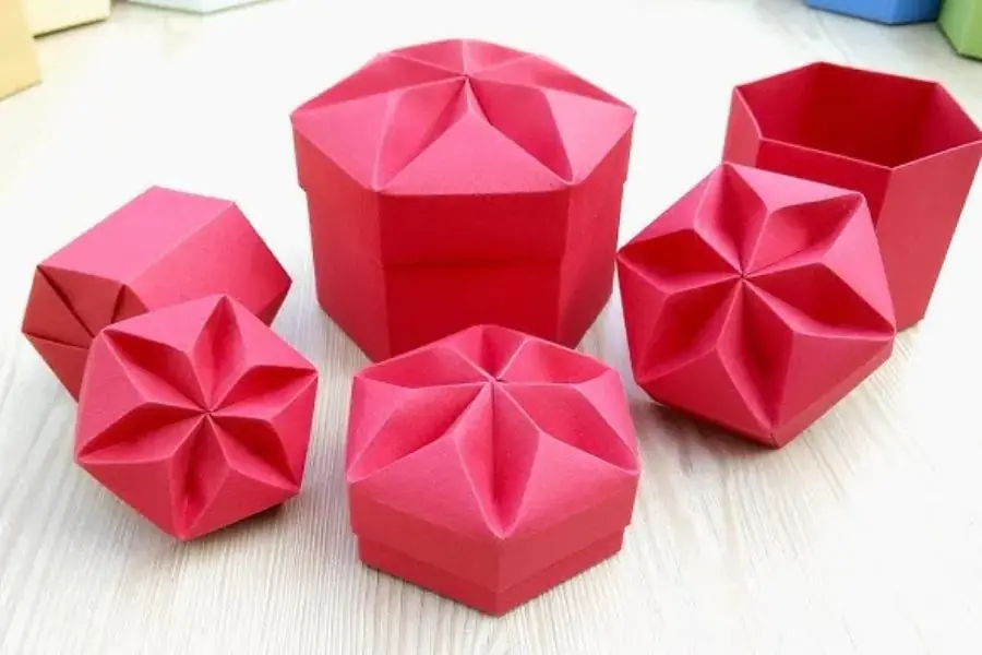Mẫu hộp giấy cổ điển với thiết kế cách điệu ở phần nắp hộp dáng bông hoa.