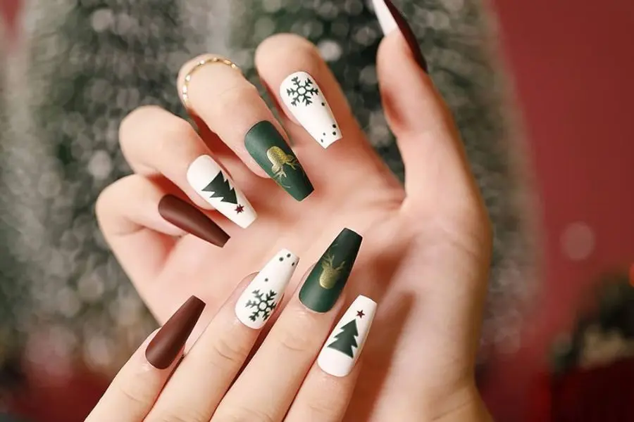 Sự phối màu trên bộ nail tôn lên vẻ sang trọng.