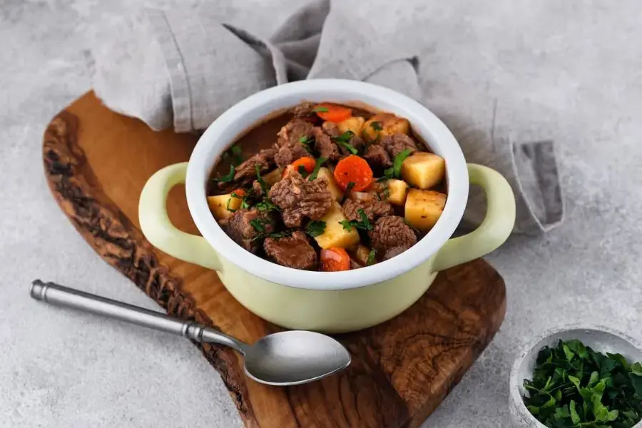 Cung cấp protein và vitamin cần thiết cho cơ thể qua canh bắp bò hầm rau củ