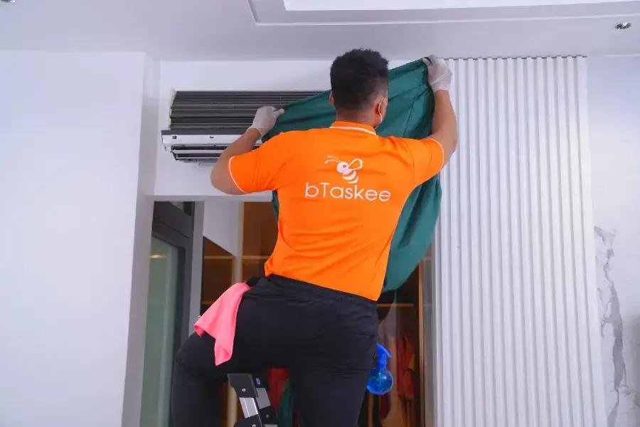 Tiến hành tháo rời các bộ phận của máy.