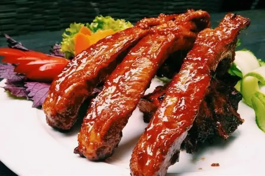 Sườn non nướng mềm mọng hòa quyện cùng các gia vị hấp dẫn.