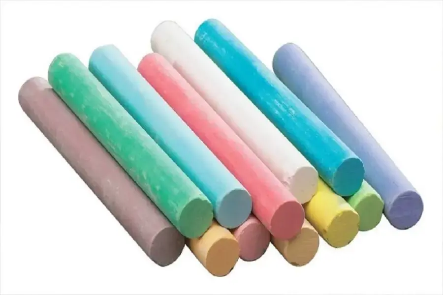 Thạch cao hay phấn viết bảng có tác dụng làm sạch kính hiệu quả (nguồn: bangtutrang.com)