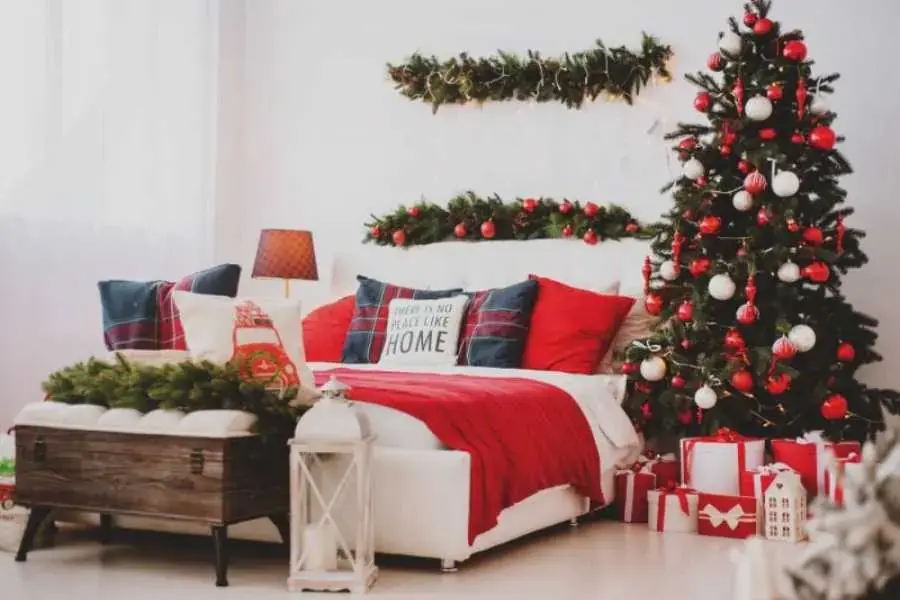 Bạn có thể đặt thêm một cây thông nhỏ ở góc đầu giường và đặt thêm một vài nhành thông để mang không khí Giáng Sinh vào phòng ngủ. 