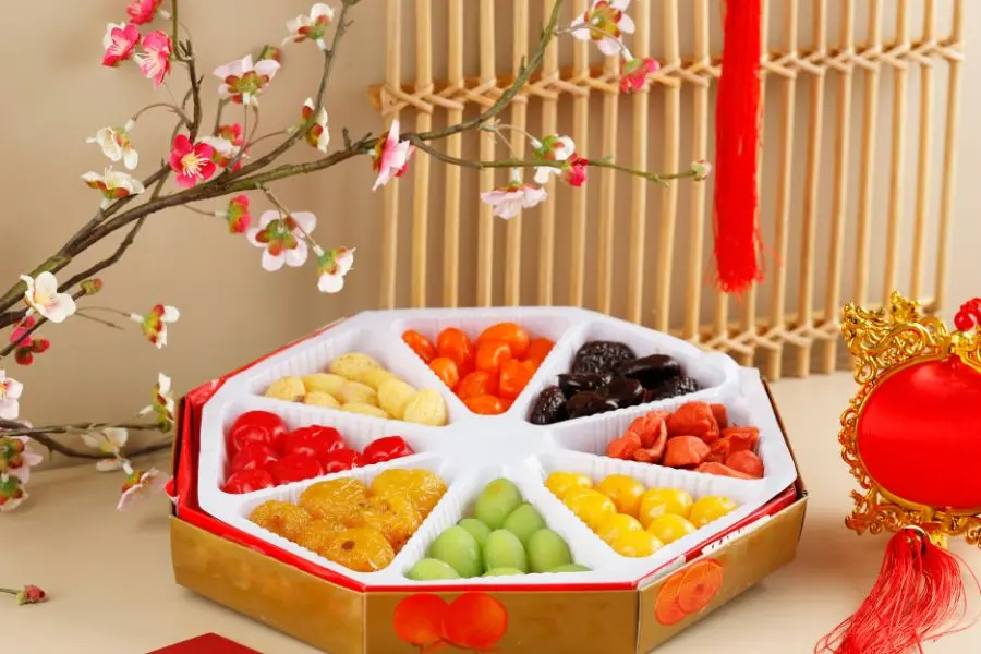 Các loại mứt truyền thống trong mâm bánh kẹo ngày đầu năm mới như mứt cam, quất, mứt dừa,...