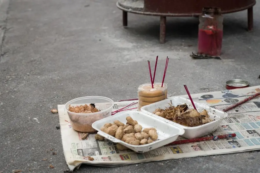 Tháng cô hồn diễn ra vào tháng 7 âm lịch và người dân thường bày lễ vật để cúng tế ma quỷ.