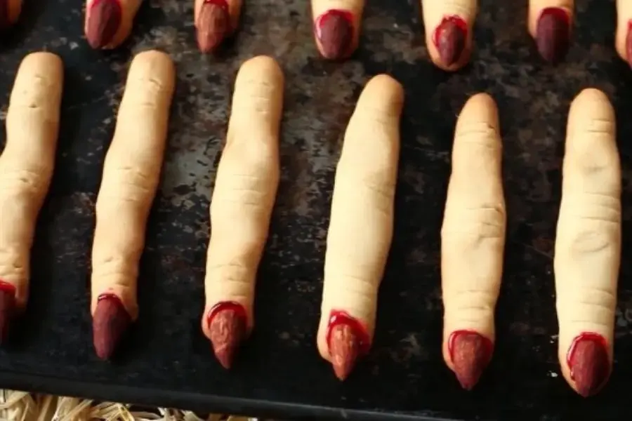 Dùng mứt dâu để làm thành vệt máu cho bánh Halloween.