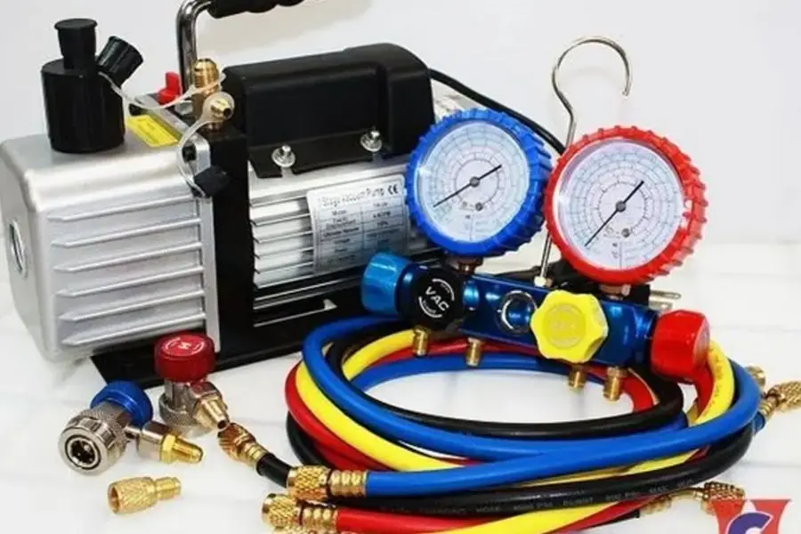 Bộ dụng cụ hút chân không máy lạnh gồm: Máy hút chân không, đồng hồ đo áp suất, dây gas.