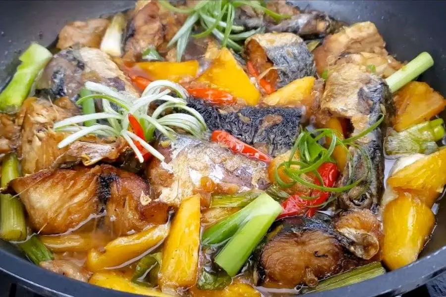 Cá nục mềm, ngon ngọt hòa vị chua đầy hấp dẫn của dứa.