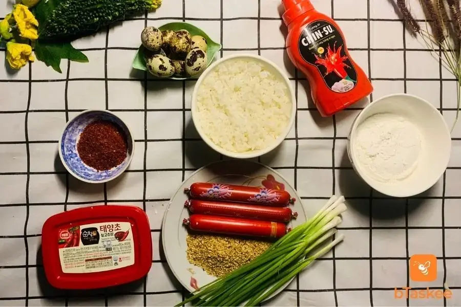 Nguyên liệu để làm món bánh gạo cay từ cơm nguội