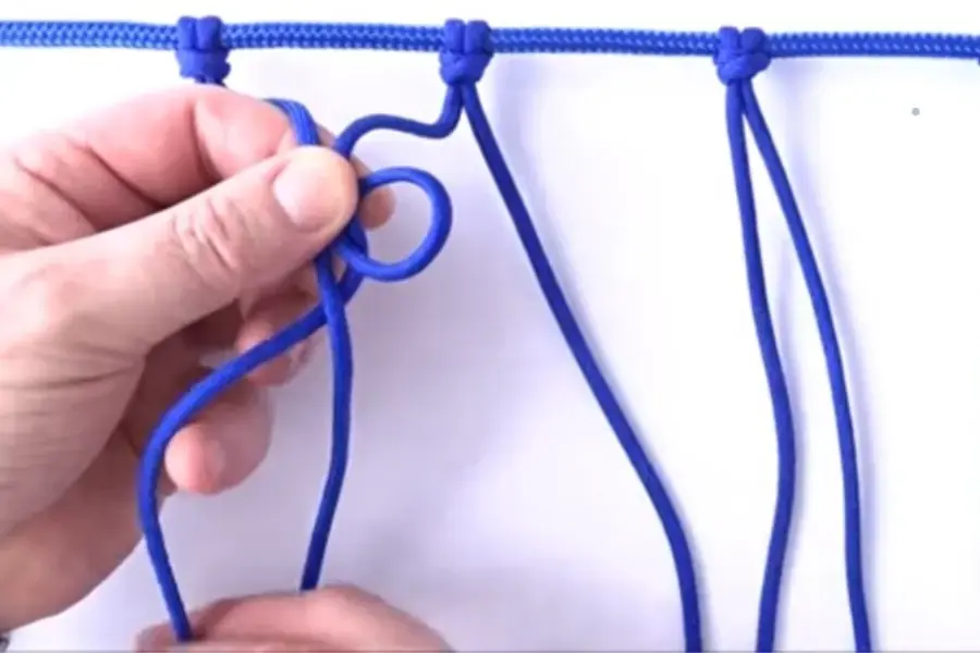 Lấy 2 đoạn dây hai cụm liền kề và thắt nút chữ V.