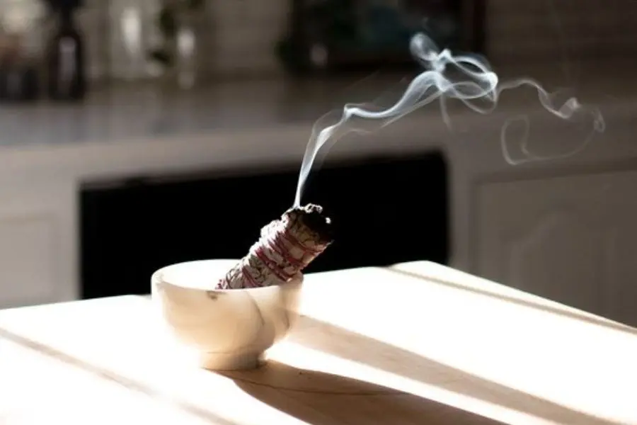 Xông nhà để xua đuổi tà khí.