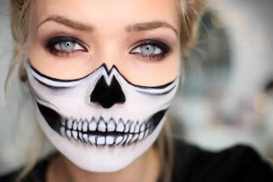 Tạo hình ma quái trong đêm hội Halloween.