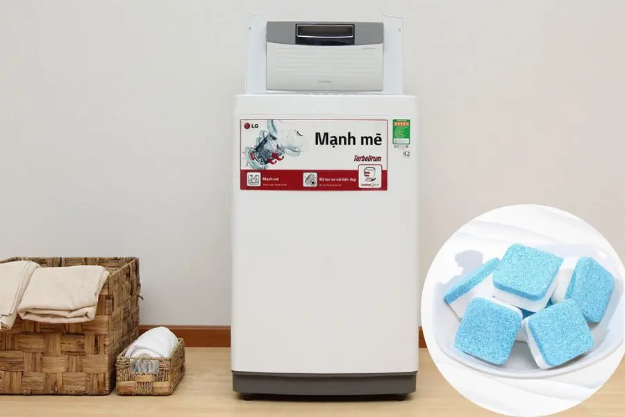 Sử dụng viên tẩy để vệ sinh máy giặt cửa trên.