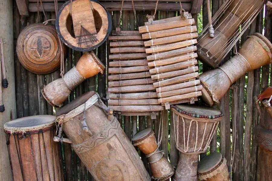 Chọn tủ đựng nhạc cụ để trang trí ấn tượng