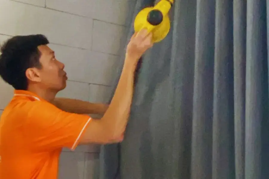 Sau đó là phun hỗn hợp tẩy rửa trực tiếp lên rèm