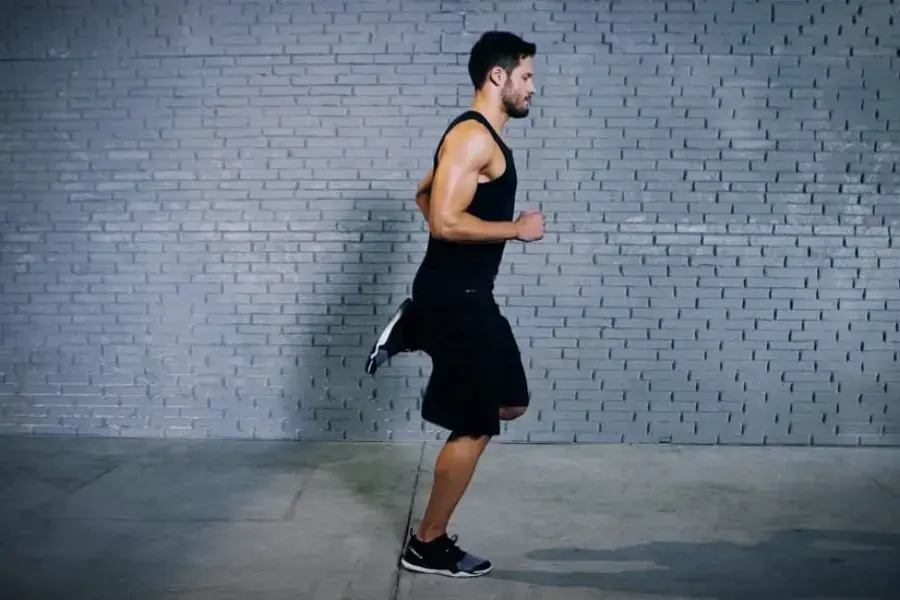 Đây là một trong những động tác cardio đơn giản nhất