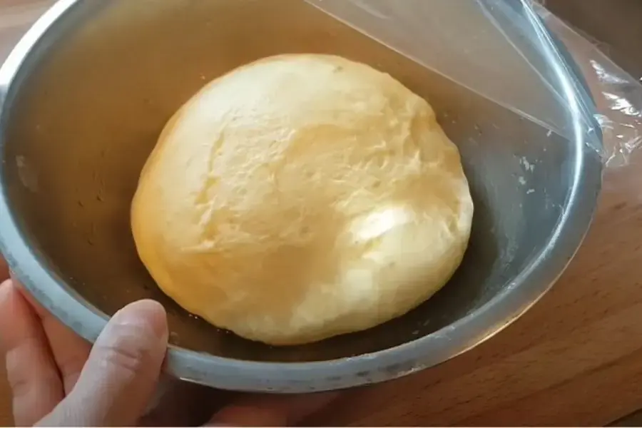 Nhào và ủ bột trong 1 tiếng.