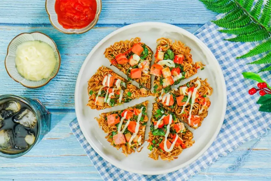 Bánh Pizza từ mì khi hoàn thiện sẽ có lớp đế giòn, phần nhân béo ngậy bắt mắt.