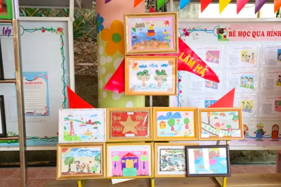 Trưng bày tranh ảnh do các bé tự vẽ