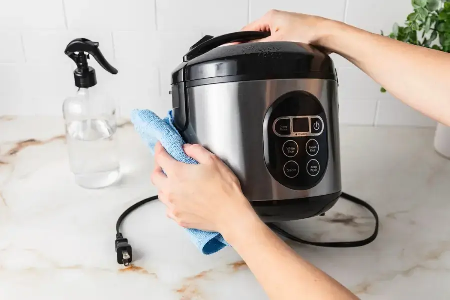 Không nên để nồi cơm điện bị va đập mạnh trong suốt quá trình sử dụng cũng như làm vệ sinh nồi