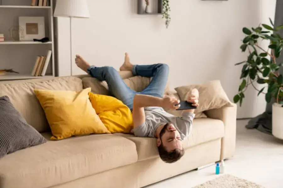 Hoạt động của con người có thể gây ra mùi hôi trên ghế sofa