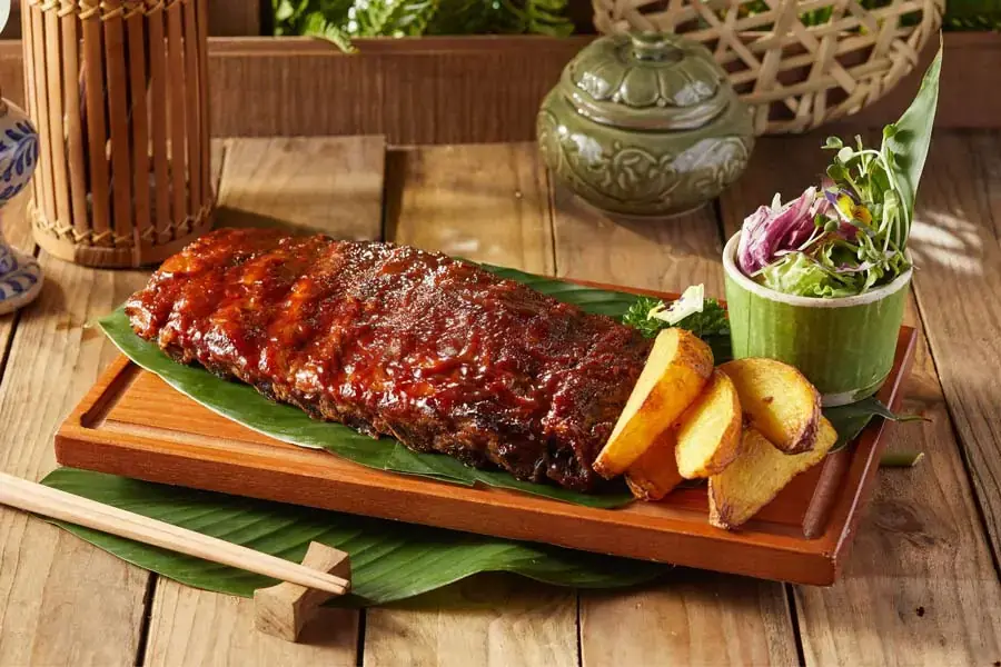 Sườn nướng mật ong có màu sắc rất hấp dẫn và hương vị thì cực kỳ đậm đà