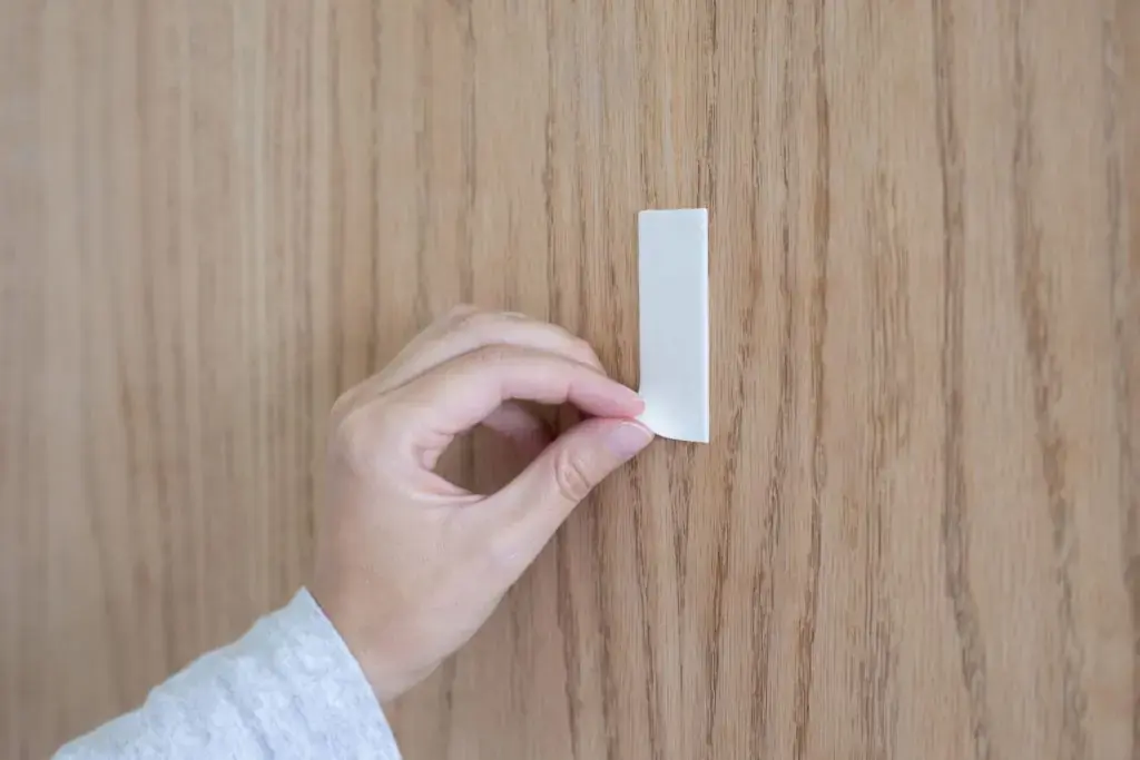Bekas double tape (Sumber: The Spruce)