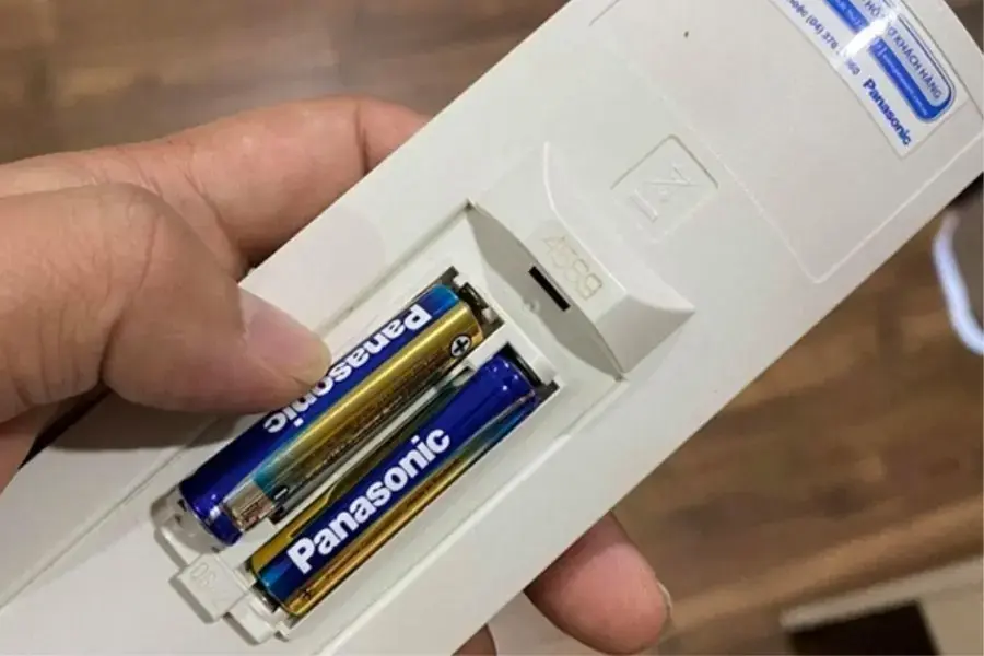 Thay pin cho remote của máy lạnh.