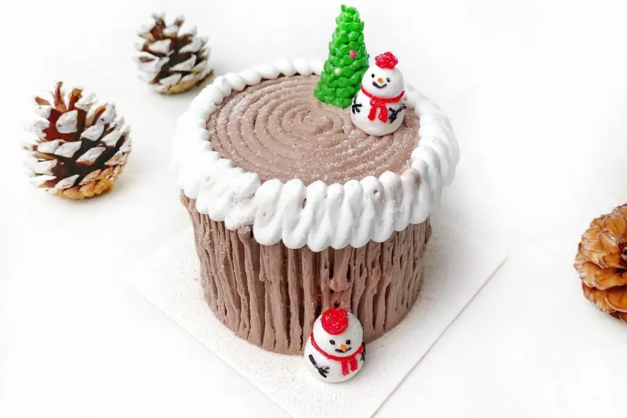 Bánh kem Noel tone màu nâu giống khúc cây.