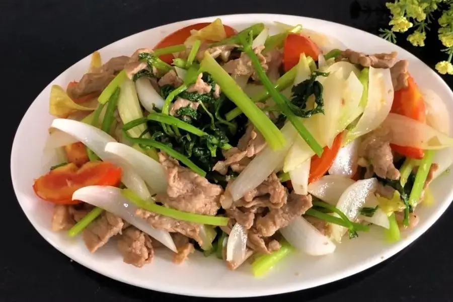 Cơm nát trộn với hành tây xào thịt bò là sự lựa chọn tuyệt vời cho bé