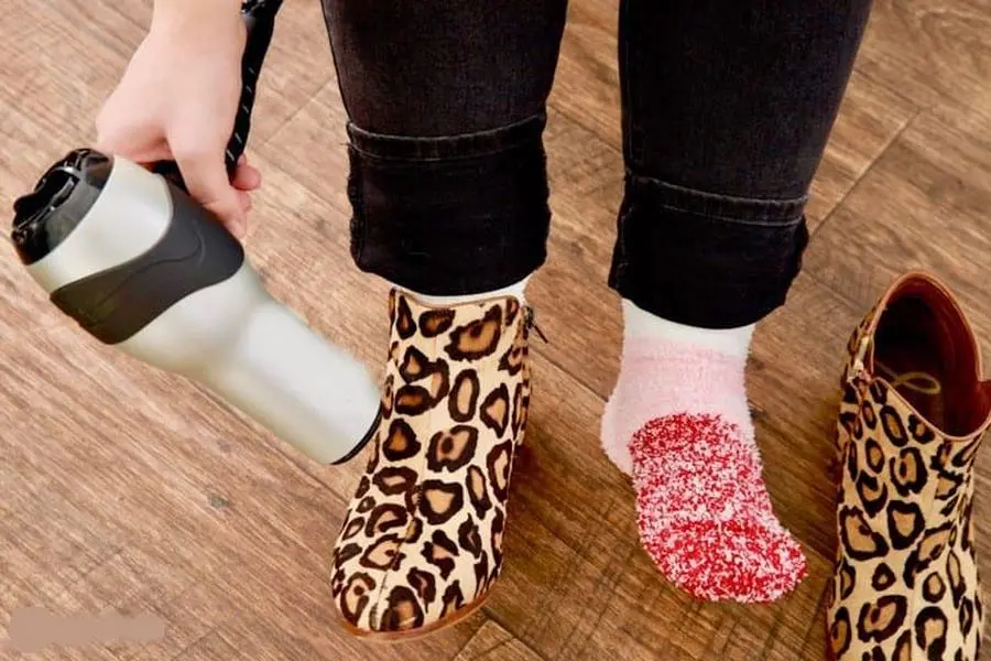 làm rộng giày ra bằng máy sấy