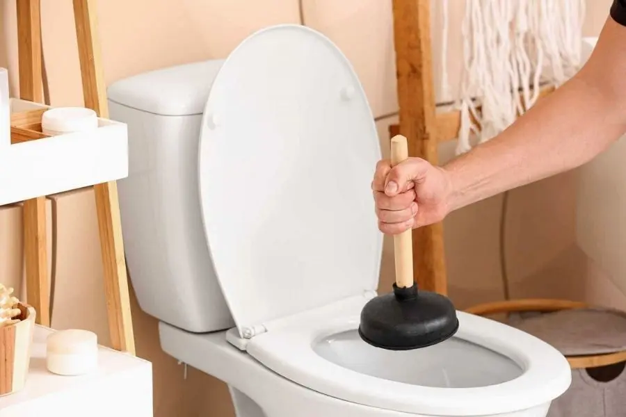 Dùng pittong - phương pháp thông cống truyền thống