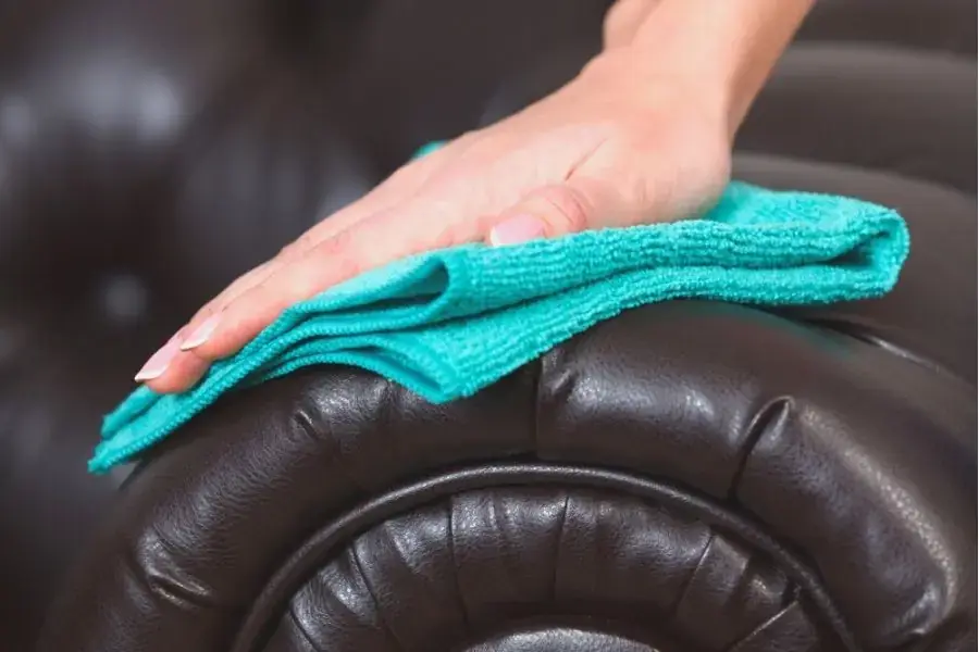 Lau sofa bằng khăn sạch