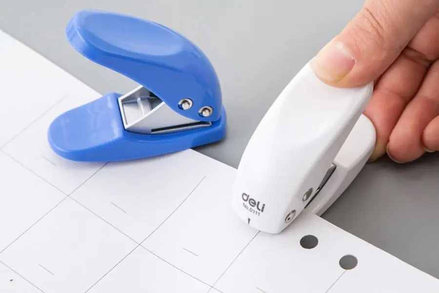 Bạn đục 2 lỗ trên giấy rồi làm nốt các bước theo hướng dẫn là hoàn thành.
