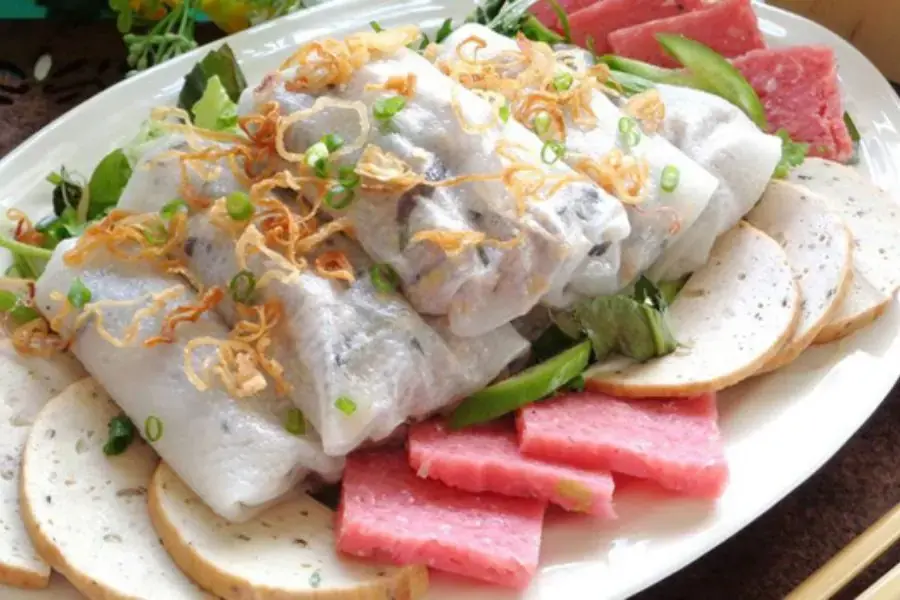 Cuốn nem chua là món ăn nổi tiếng của Hải Phòng