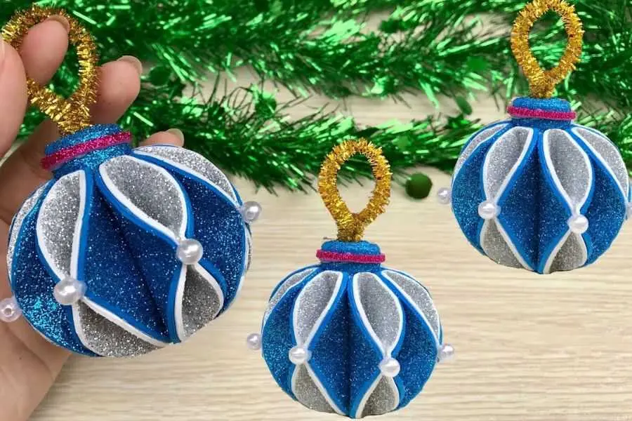 Sáng tạo bìa xốp làm quả châu Noel đẹp mắt.