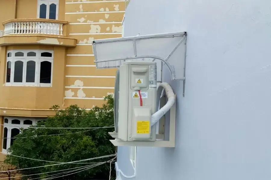 Sử dụng màn chắn hoặc mái che cục nóng điều hòa