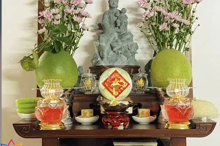 Bàn thờ treo trên tường.