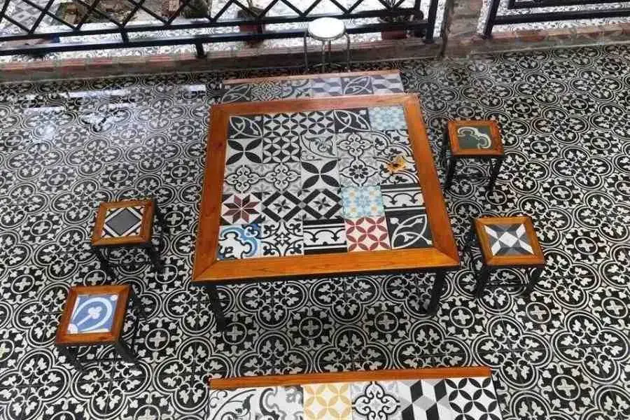 Dùng vôi bột để làm sạch nền gạch bông