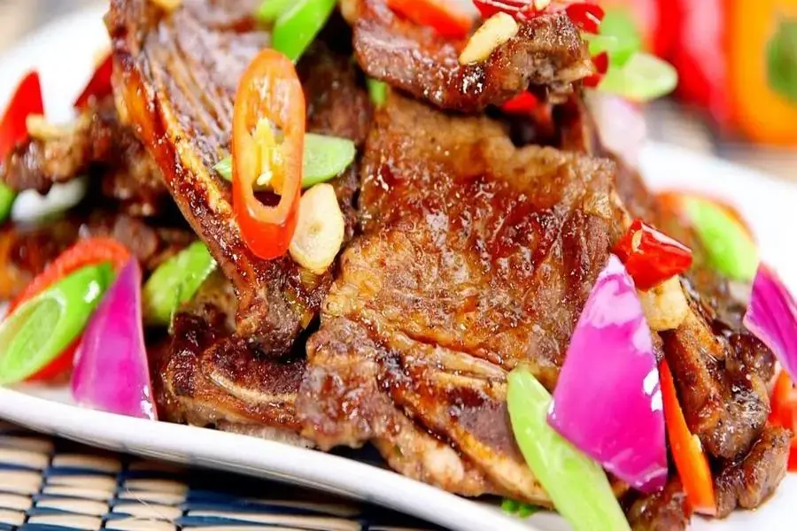 Độc đáo với món ăn dẻ sườn bò cháy tỏi 