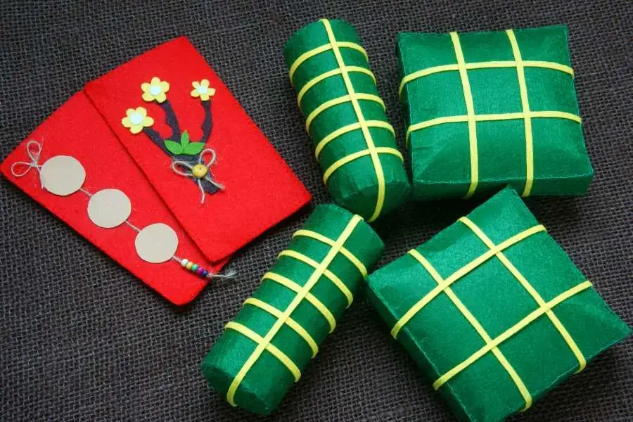 Trang trí tết ngoài trời cùng với mô hình bánh chưng, bánh tét.
