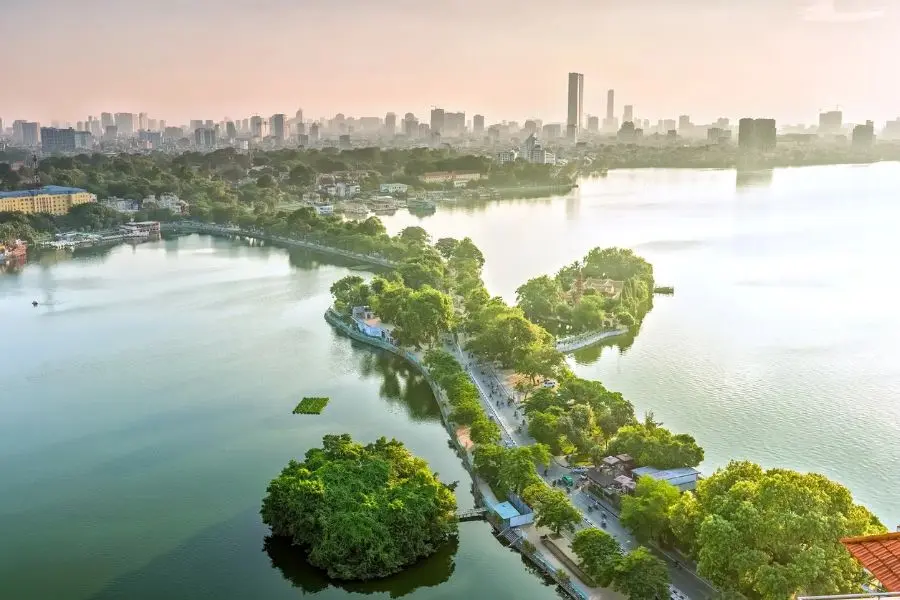 Khung cảnh Hồ Tây lộng gió cực chill.
