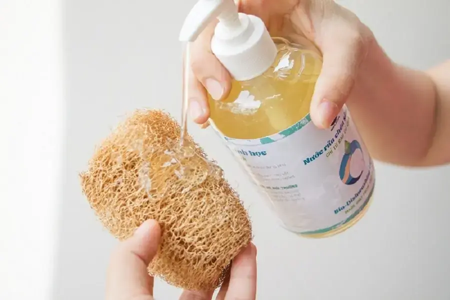 Dùng miếng bọt biển để tạo bọt và rửa chén với xà phòng (nguồn: meovatchamsocgiadinh.com)