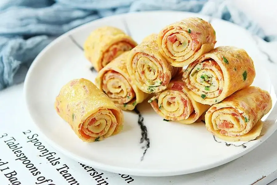 Một trong các món ngon cho bé 2 tuổi biếng ăn làm trứng cuộn.