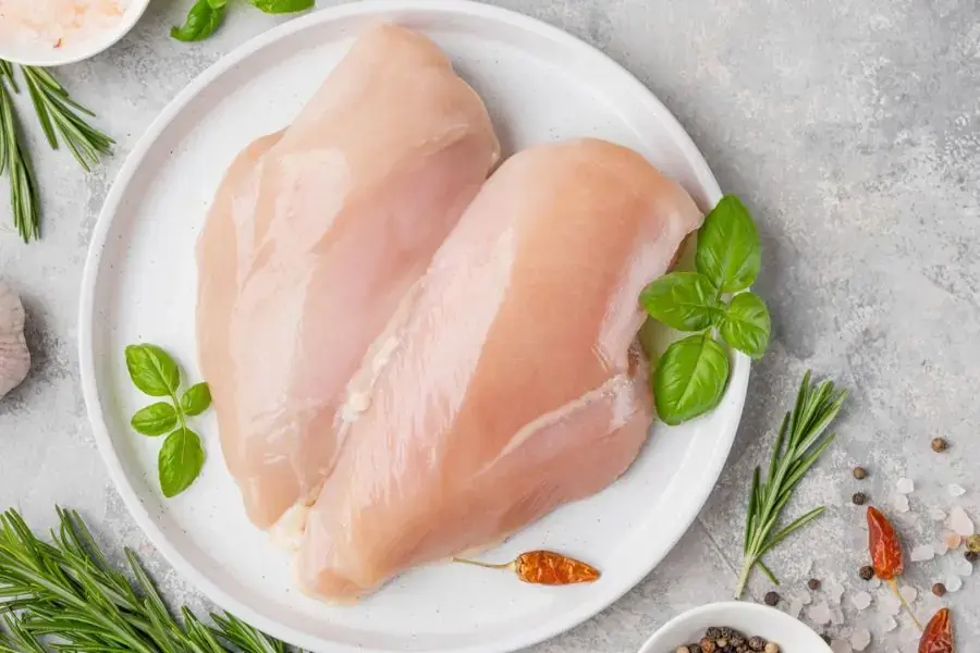 Loại bỏ da gà trước khi ăn để tối giản chất béo nạp vào cơ thể