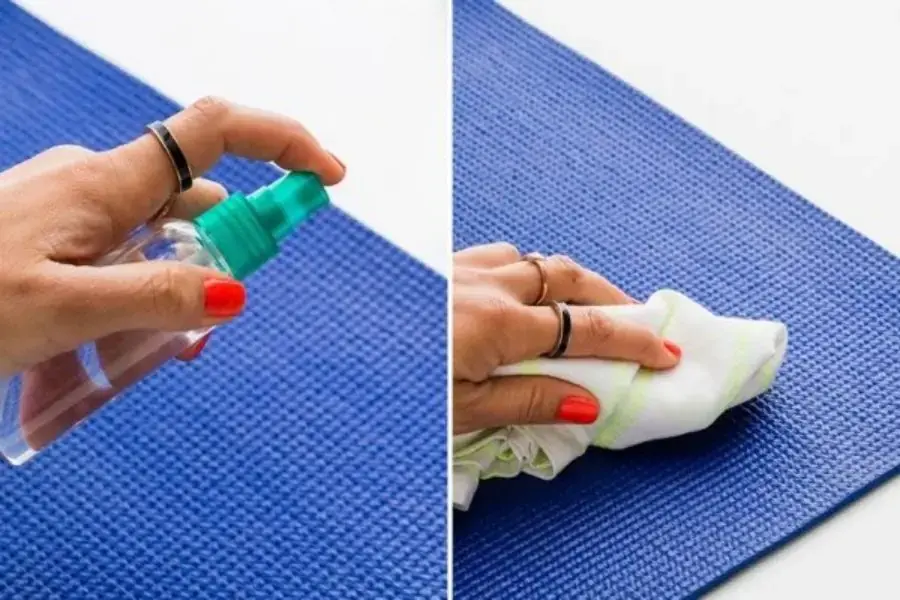 Vệ sinh thảm tập yoga bằng nước