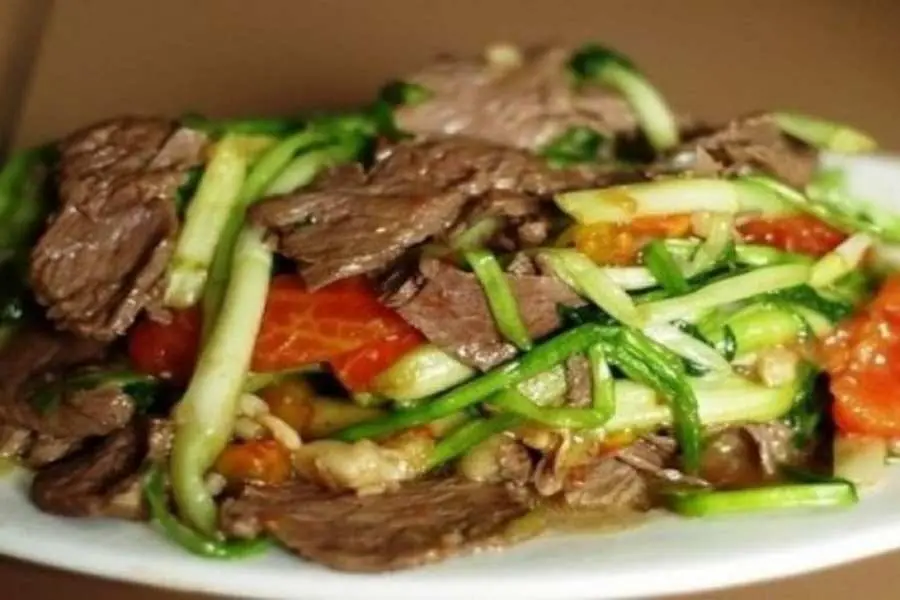 Thịt bò xào rau cần là món ngon đơn giản, dễ làm.
