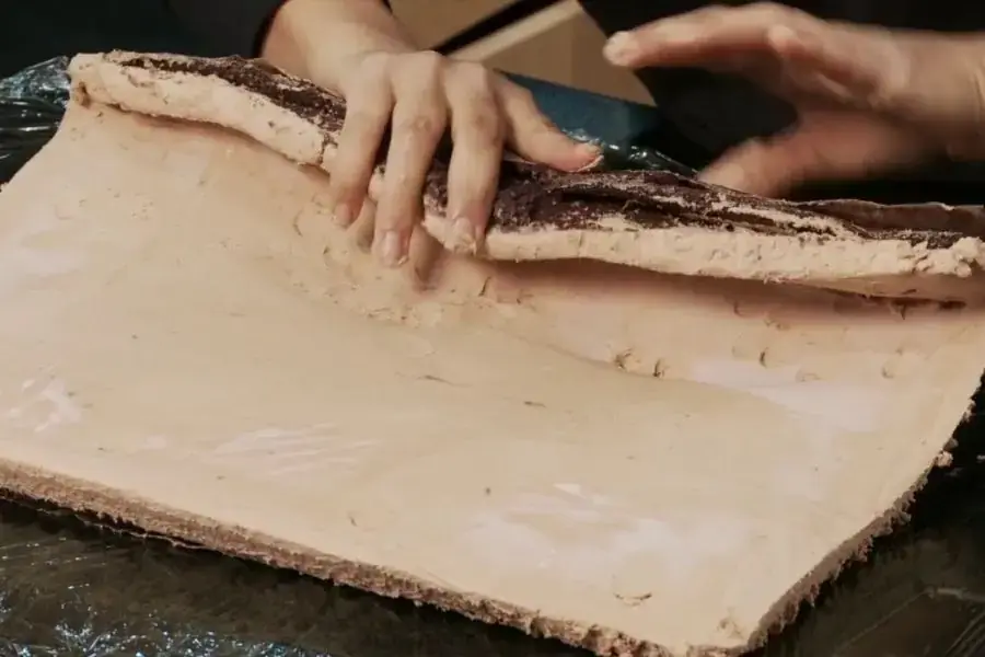 Cuộn phần ruột bánh thành hình trụ với khích thước bạn mong muốn nhé!