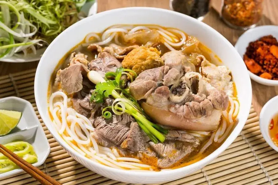 Tràn đầy năng lượng với bát bún bò lớn vào bữa sáng