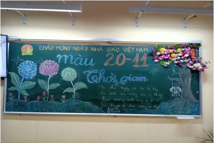 Bảng lớp ngày 2011 trở nên thu hút với cách trang trí ấn tượng từ hoa giấy đắp nổi.